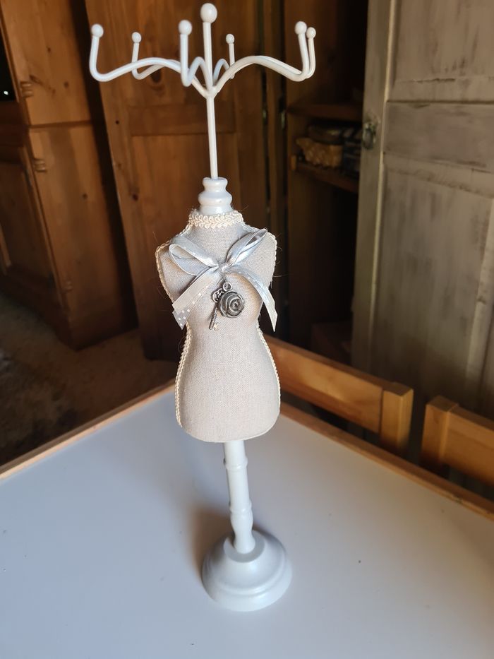 Buste porte bijoux. Gris.  42 cm. Qui se démonte - photo numéro 4