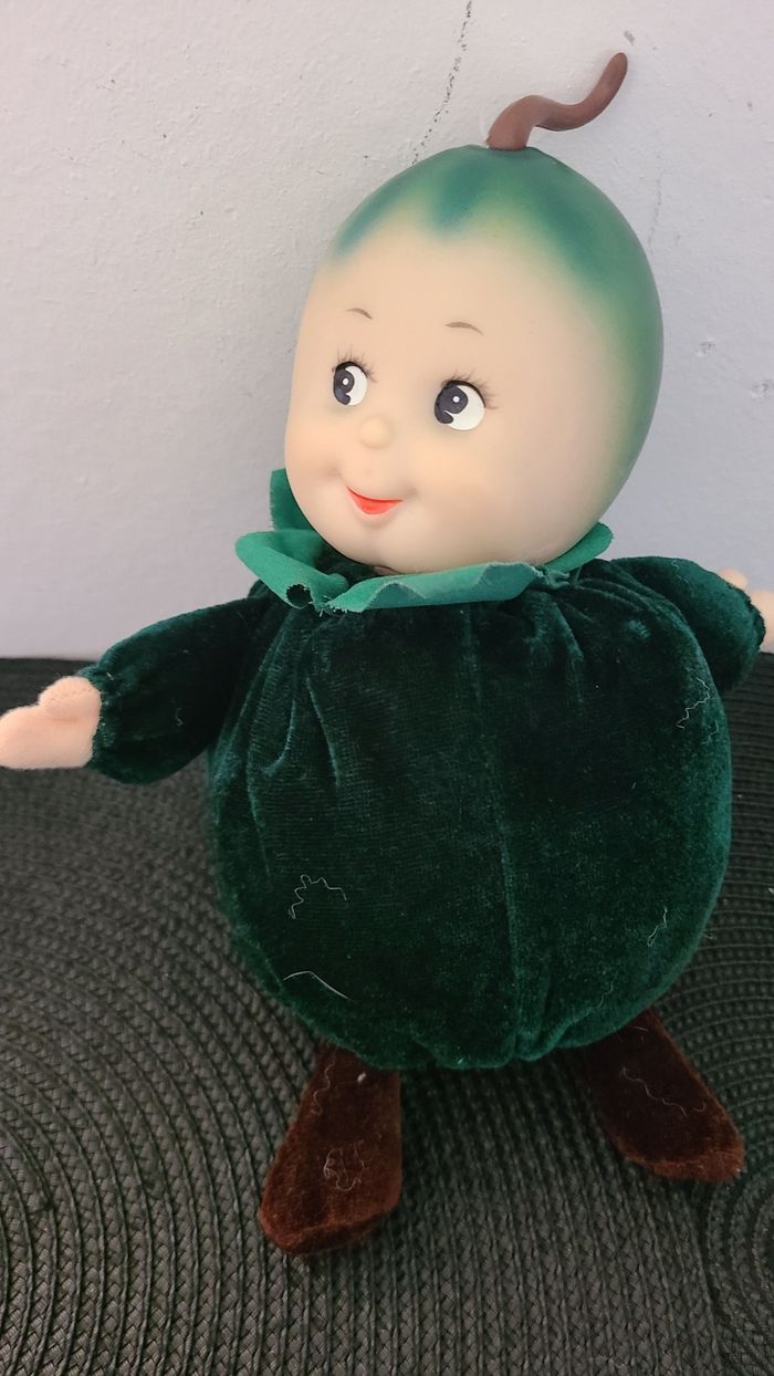 Poupée Kiwi Fruit Baby/People 1999 Tête en plastique Corps en tissu Haricot Vintage - photo numéro 2
