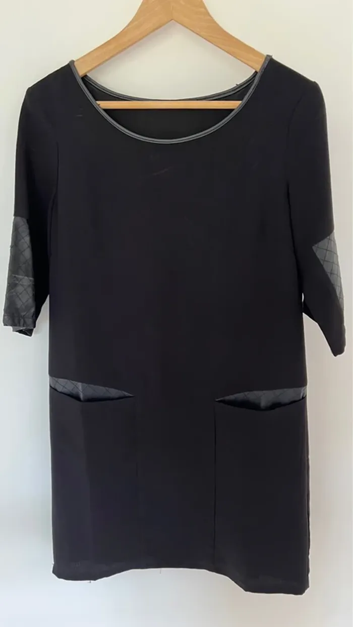 Robe noire droite empiècement cuir