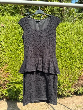 Robe noire chic en dentelle doublée – Marque No Excuse