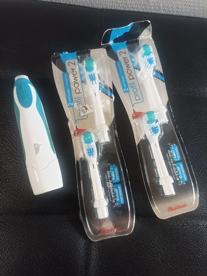 Brosse à dents électrique à piles avec 4 brossettes de rechange