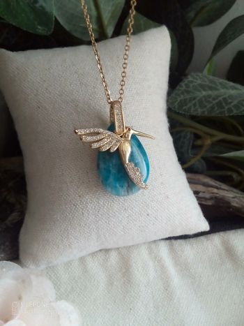 Collier pierre d'apatite et colibri doré