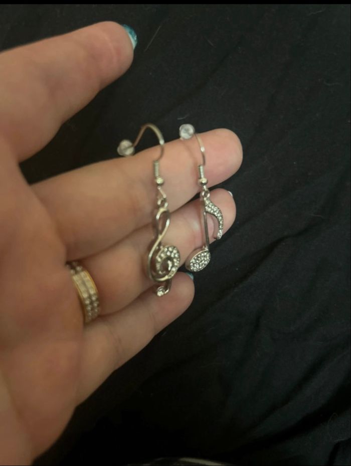 Boucles d’oreilles 🎶 NEUVES pour femme en forme de notes de musique couleur argenté - photo numéro 7