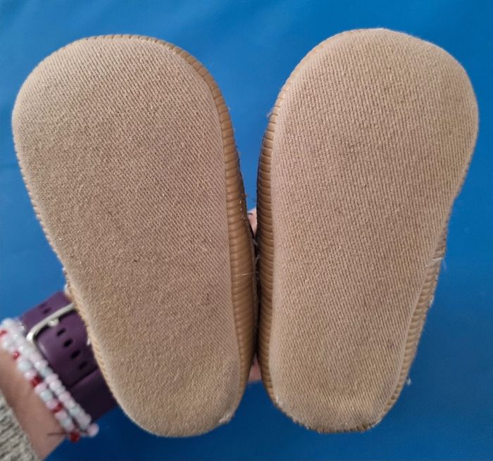 Petites chaussures fourrées 6.9 mois - photo numéro 3