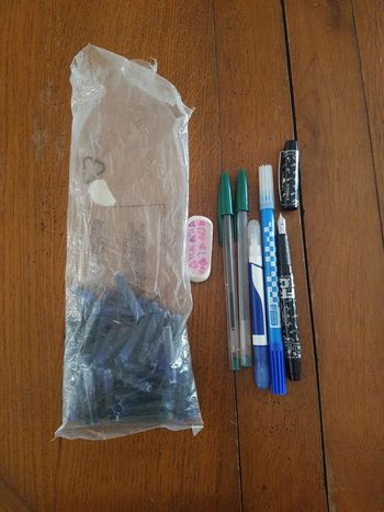 Lot fourniture scolaire stylo encre noir