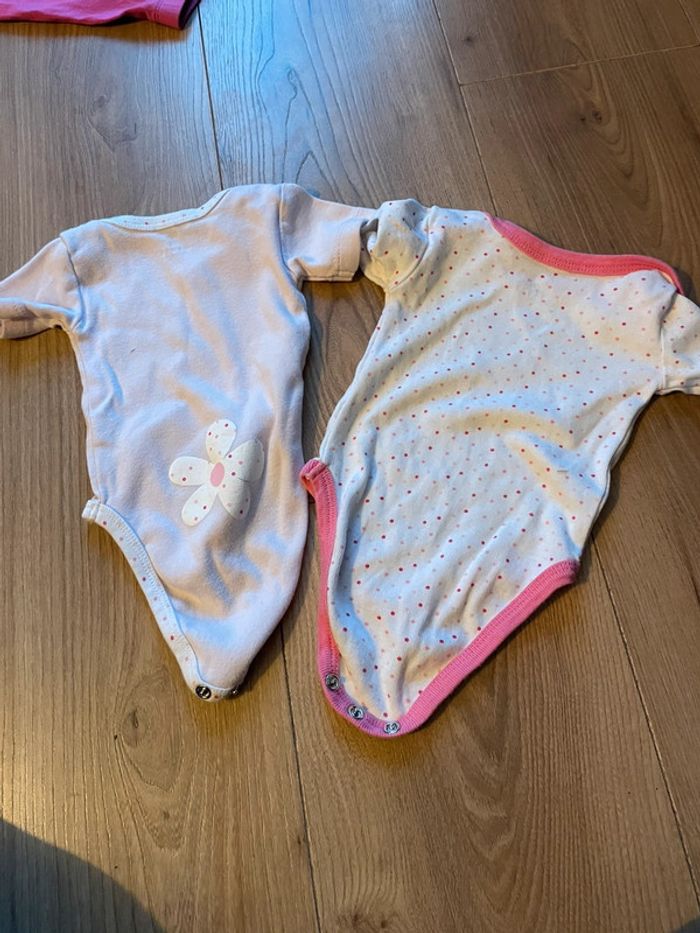 Lot 2 bodys manches courtes 3 mois - photo numéro 2