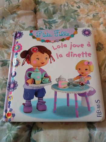 P'tite fille, Lola joue à la dînette