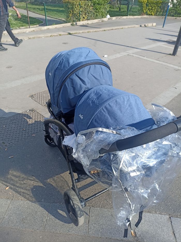 Poussette double joie en très bon état