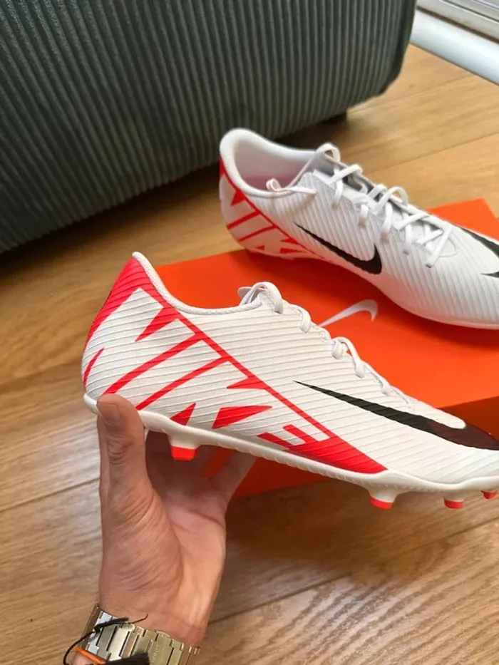 Nike Crampon Vapor 15 Club blanche et rouge - photo numéro 4