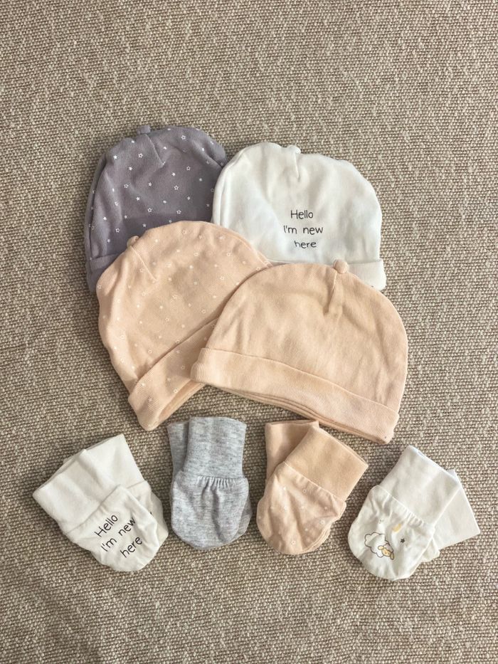 Lot bonnet et moufles.