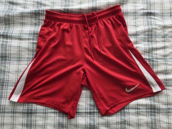 Short rouge Nike 