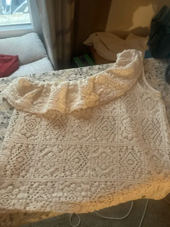 Blouse dentelle volants one shoulder