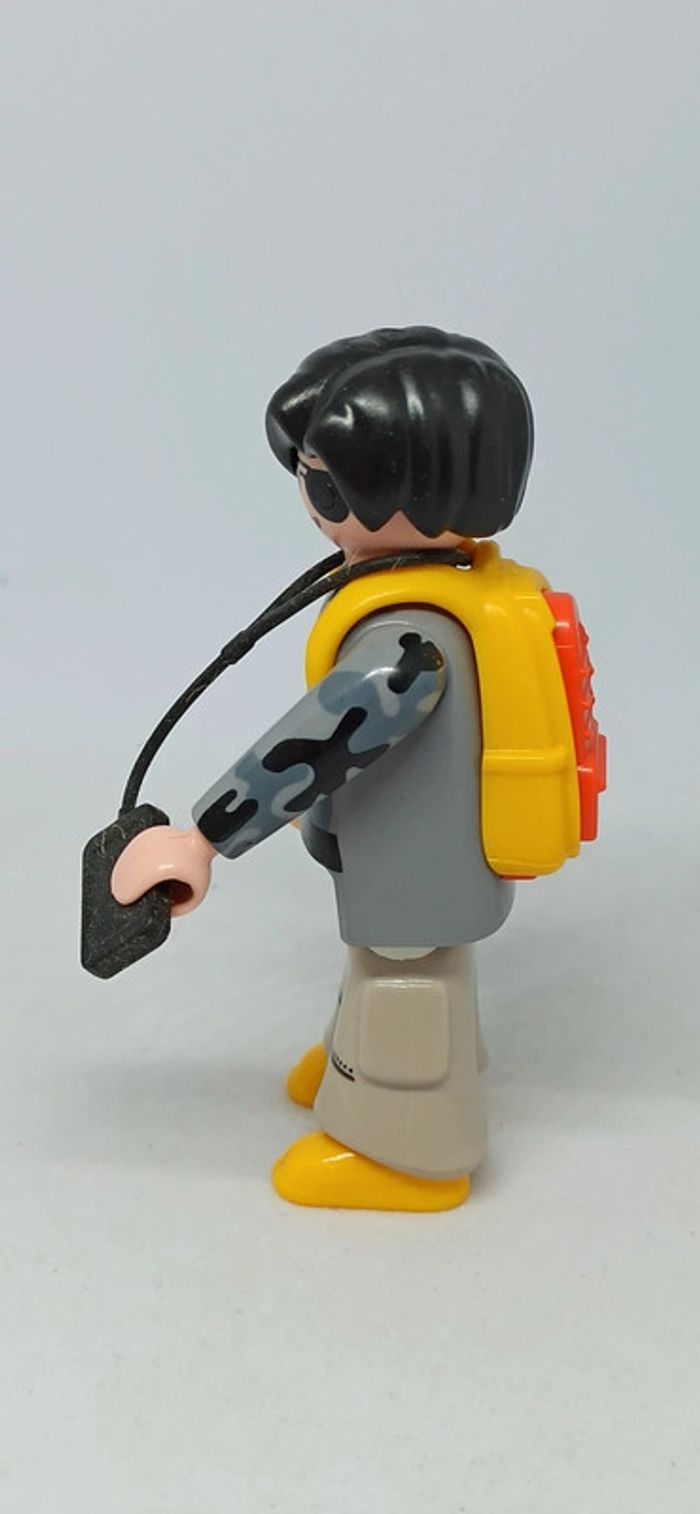 Homme avec sac à dos et accessoire playmobil - photo numéro 5