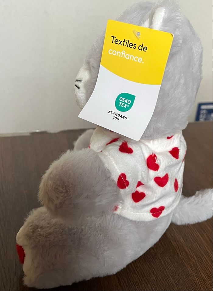 Peluche petit chat neuve  de couleur grise ,blanche et rouge . - photo numéro 2