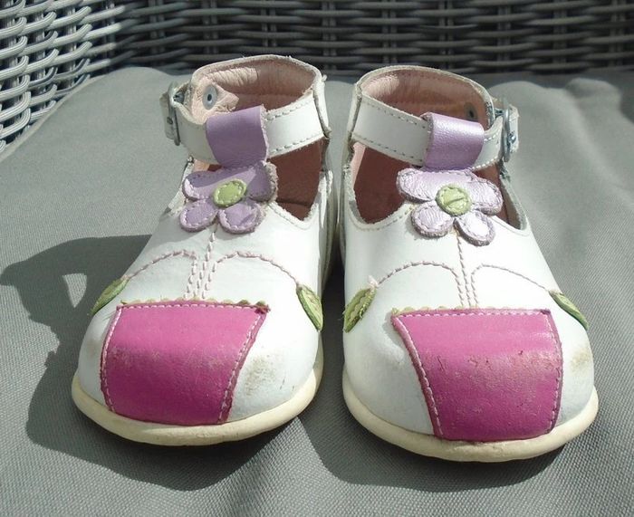 Jolies chaussures premiers pas fleurs fille T20