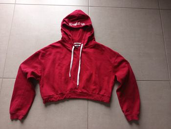 Très beau sweat crop top rouge foncé