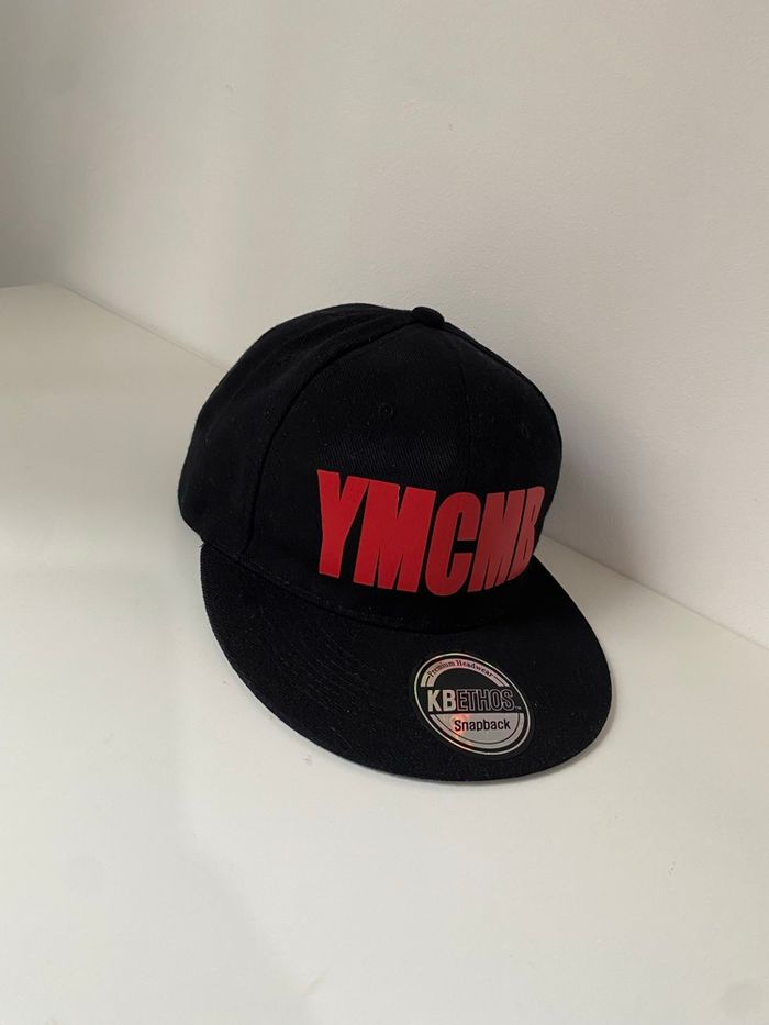 Casquette SnapBack YMCMB noire et rouge - photo numéro 2