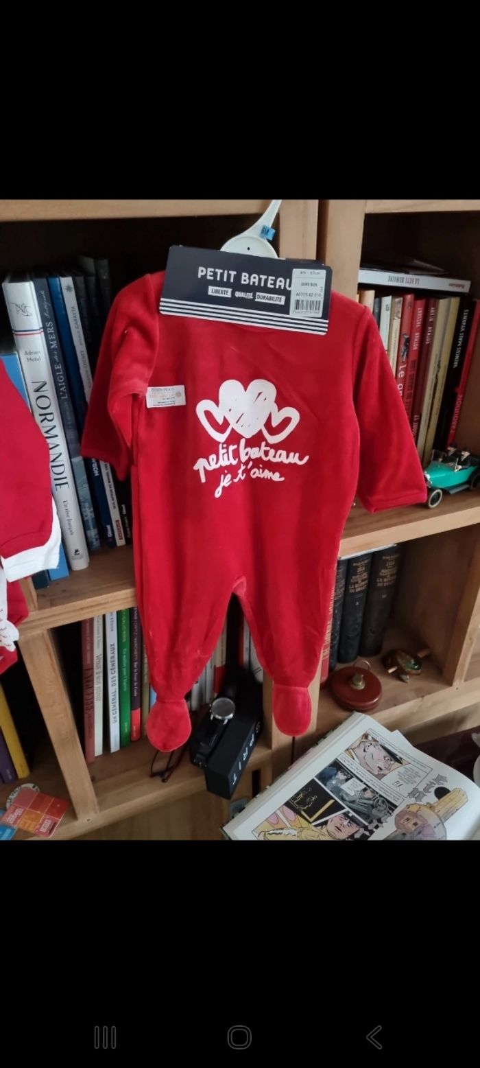 Lot pyjama Petit Bateau + 3 bodys assortis 6 mois - photo numéro 2