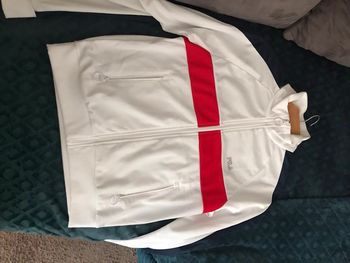Veste de sport homme taille s couleur blanc et rouge marque fila très bon état.