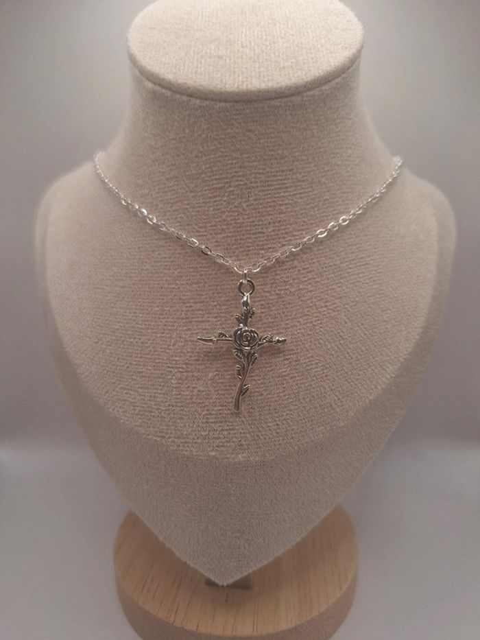 Collier croix rosée