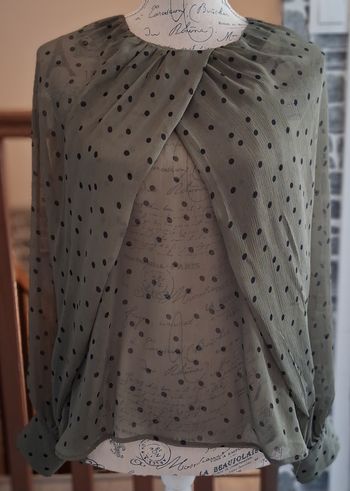Blouse transparente kaki à pois avec les manches chauve-souris