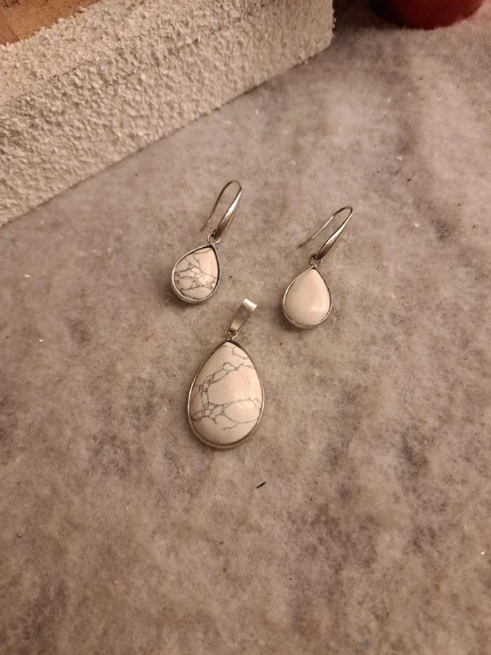 Boucles d'oreilles pendante avec pendentif assortie blanc marbré - photo numéro 2