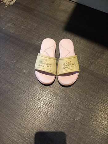 Porte . Mais en très bon état.  A nettoyer sont en plastique donc assez facile