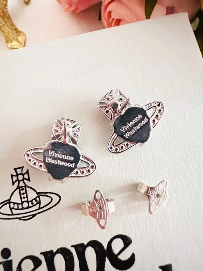 Boucles d’oreilles Vivienne Westwood cœur argenté zirconium – Élégance emblématique - photo numéro 5