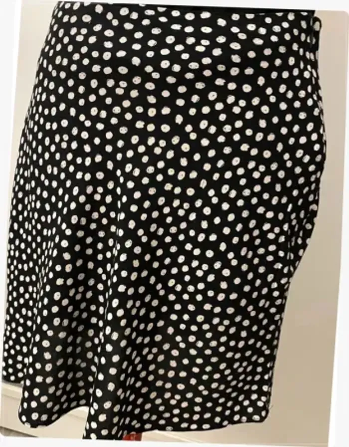 Jupe fluide satinée noire à pois blanc Primark - photo numéro 2