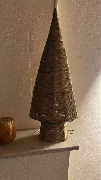 Sapin en bois avec lumière de chez Casa en parfait état
