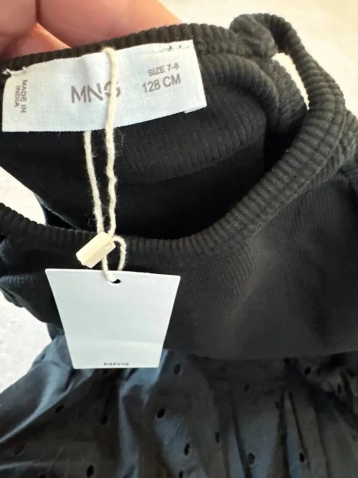 Robe brodée Mango, taille 7/8 ans, neuve valeur 30€ - photo numéro 2