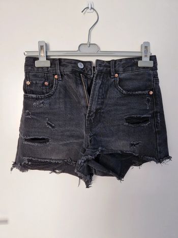 Short en jean noir délavé troué stradivarius T34