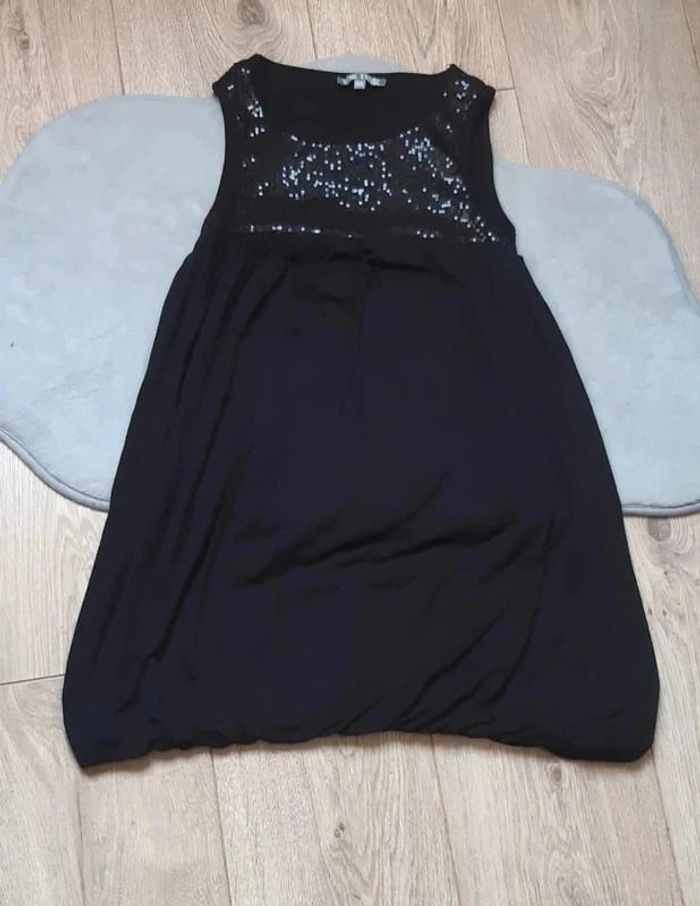Robe non doublée vinyl fraise 10 ans état neuve