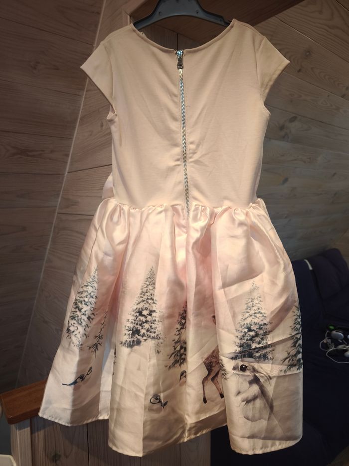 Robe fillette H&M taille 8-10 ans avec des animaux dans la neige parfaite pour les fêtes - photo numéro 3