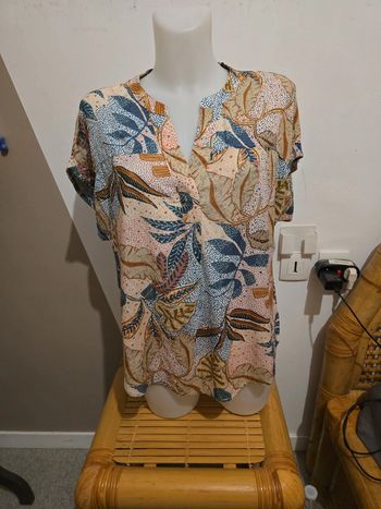 Magnifique haut neuf taille 42