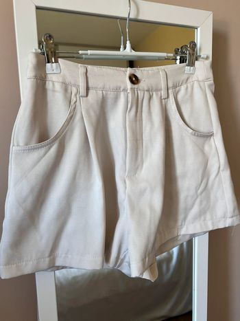 Short beige taille haute