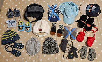 Lot bonnets, gants, casquette, chaussons