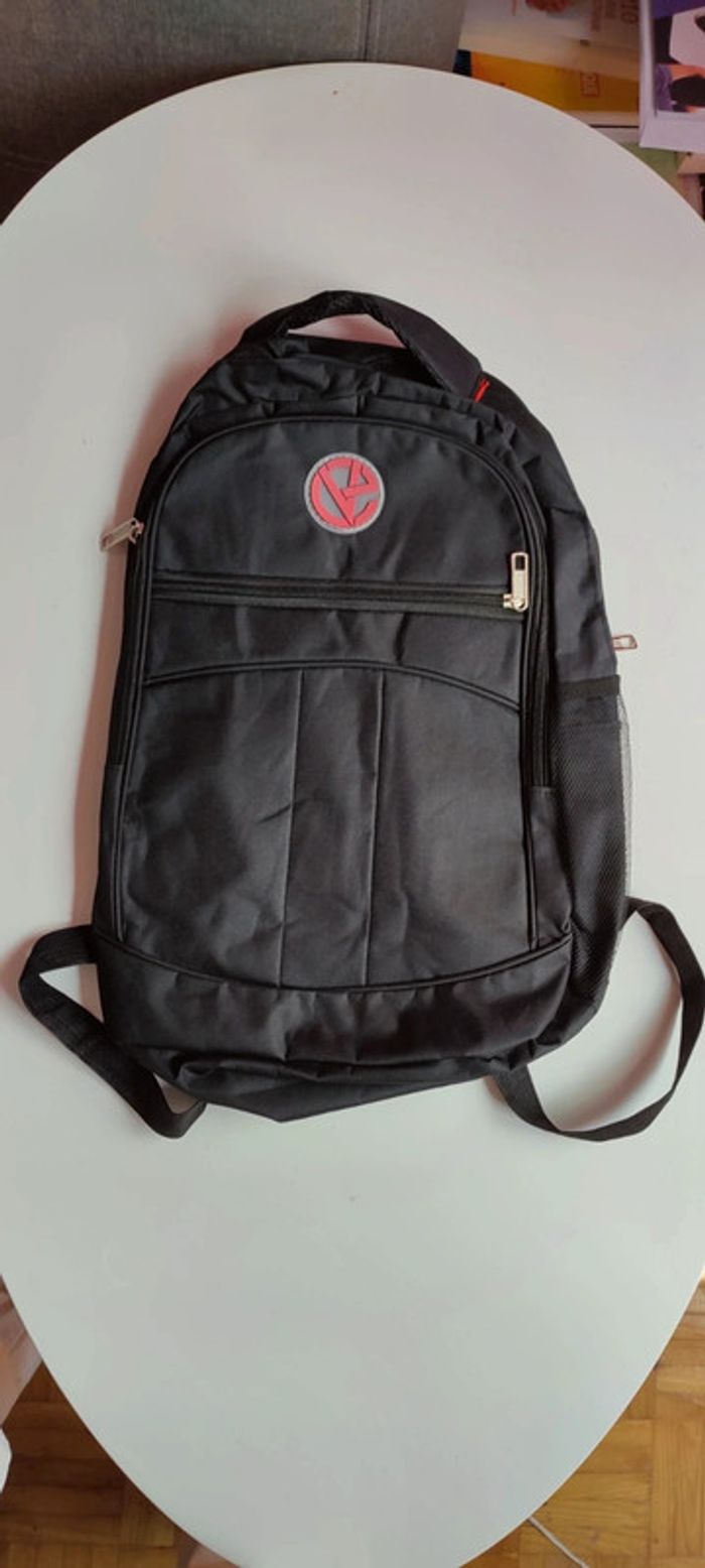 Sac à dos noir avec 3 compartiments