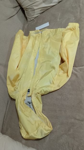 Veste legere style k way 10 ans neuve