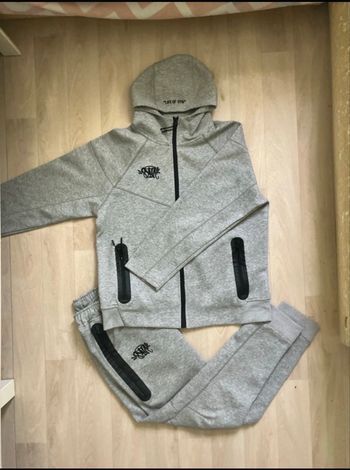 Nike tech gris syna world