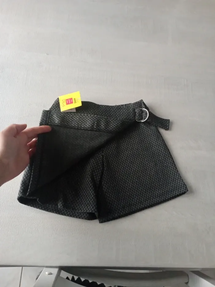 Jupe short neuve 4 ans - photo numéro 2