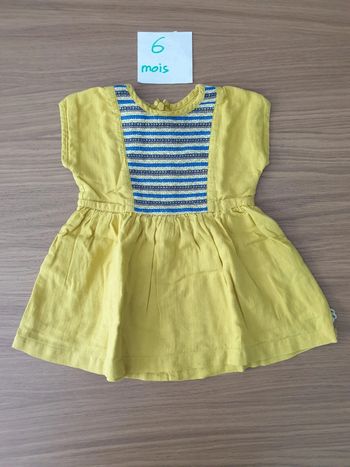 Robe courte jaune et broderies