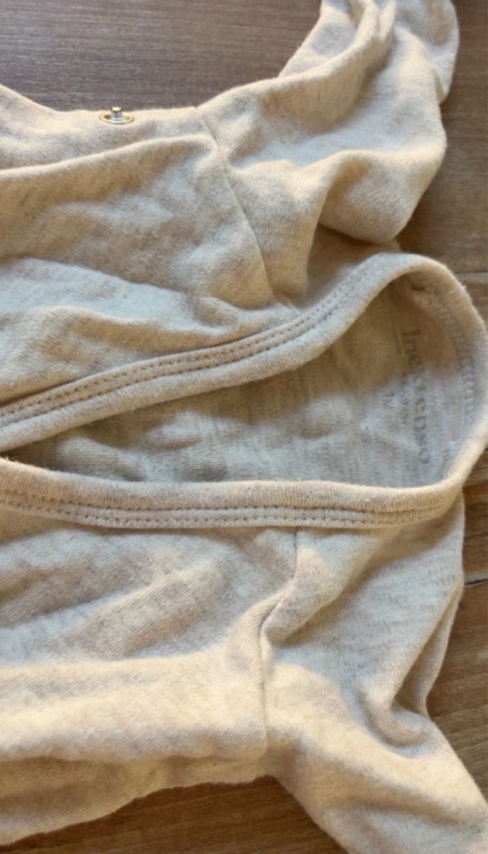 Lot vêtements bébé filles 1mois —pyjamas , body , combinaison et bonnets - photo numéro 3