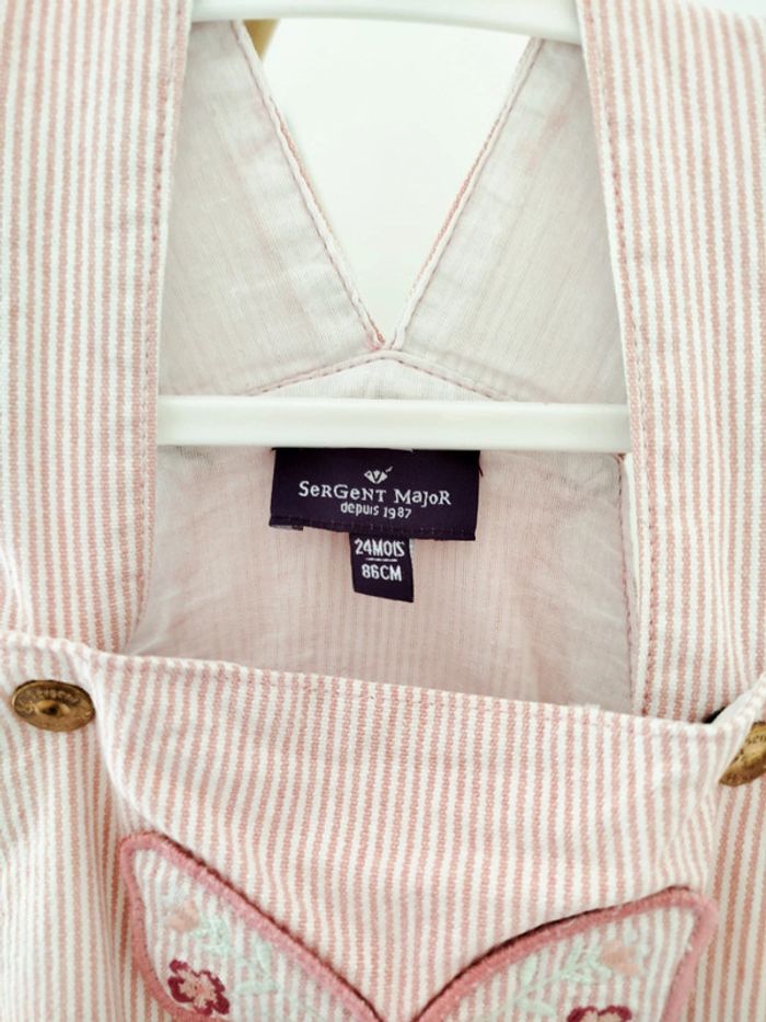 Robe salopette Sergent Major 24 mois rose, rayé, broderie papillon, look vintage craquant - photo numéro 3