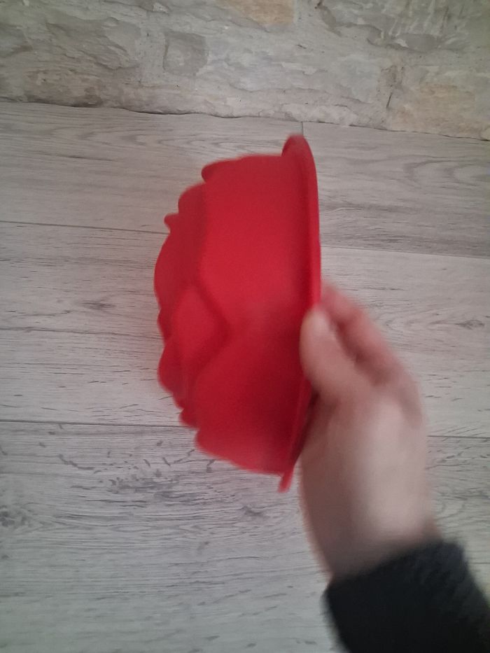 Moule en silicone rouge "Fleur" en tres bon etat - photo numéro 3