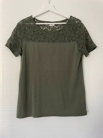 Haut t-shirt vert foncé kaki manches courtes col rond en dentelle