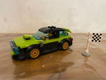 Voiture de course Lego couleur vert lime,  noir et doré. Avec sa pilote