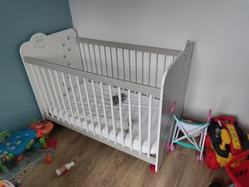 Lit bébé avec draps housses et alaise