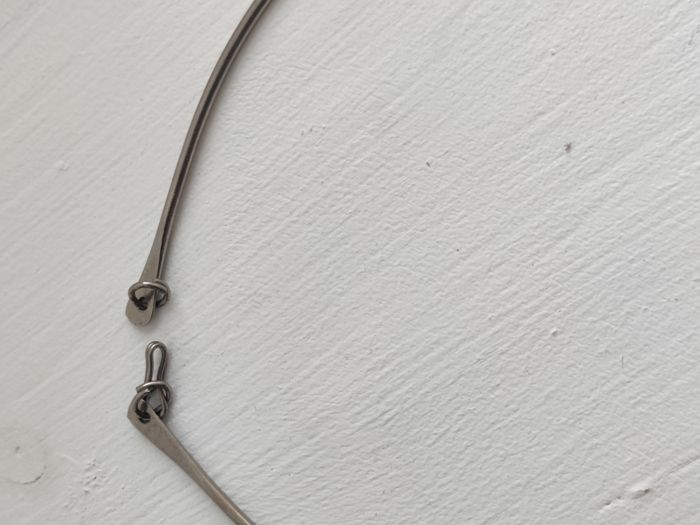 Collier rigide plastron argenté fleurs - photo numéro 4