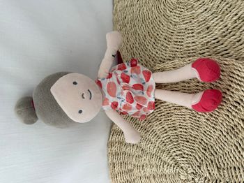 Doudou Poupée Fille Brune Chignon Robe Motif Rouge OBAIBI